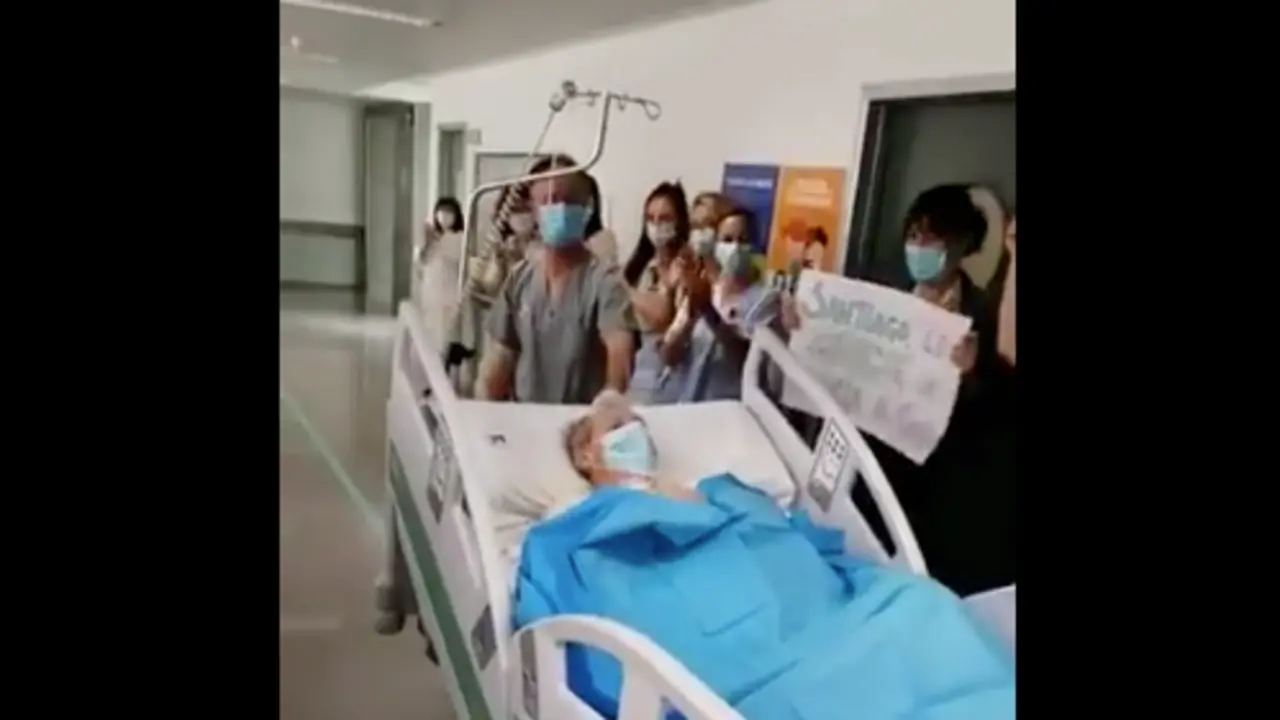 Los sanitarios aplauden a Santiago, &uacute;ltimo paciente de la UCI.