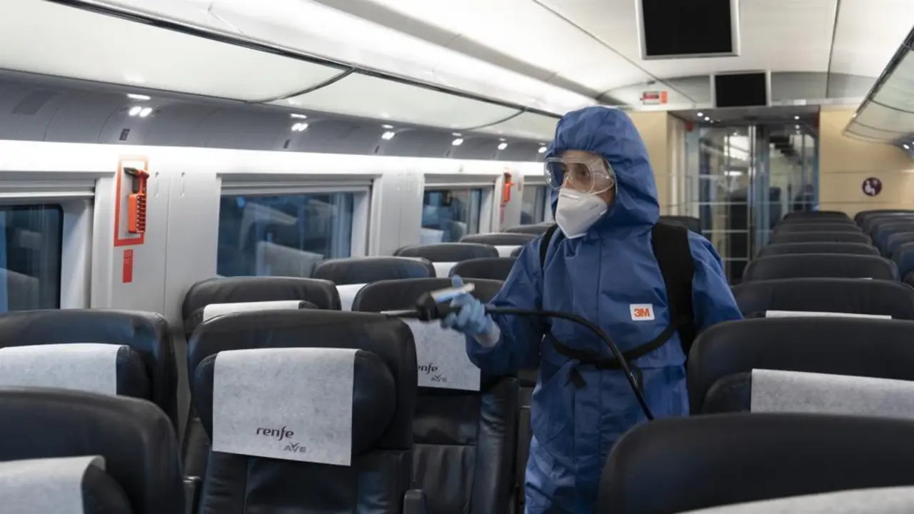 Desinfecci&oacute;n de los trenes de Renfe (EP)