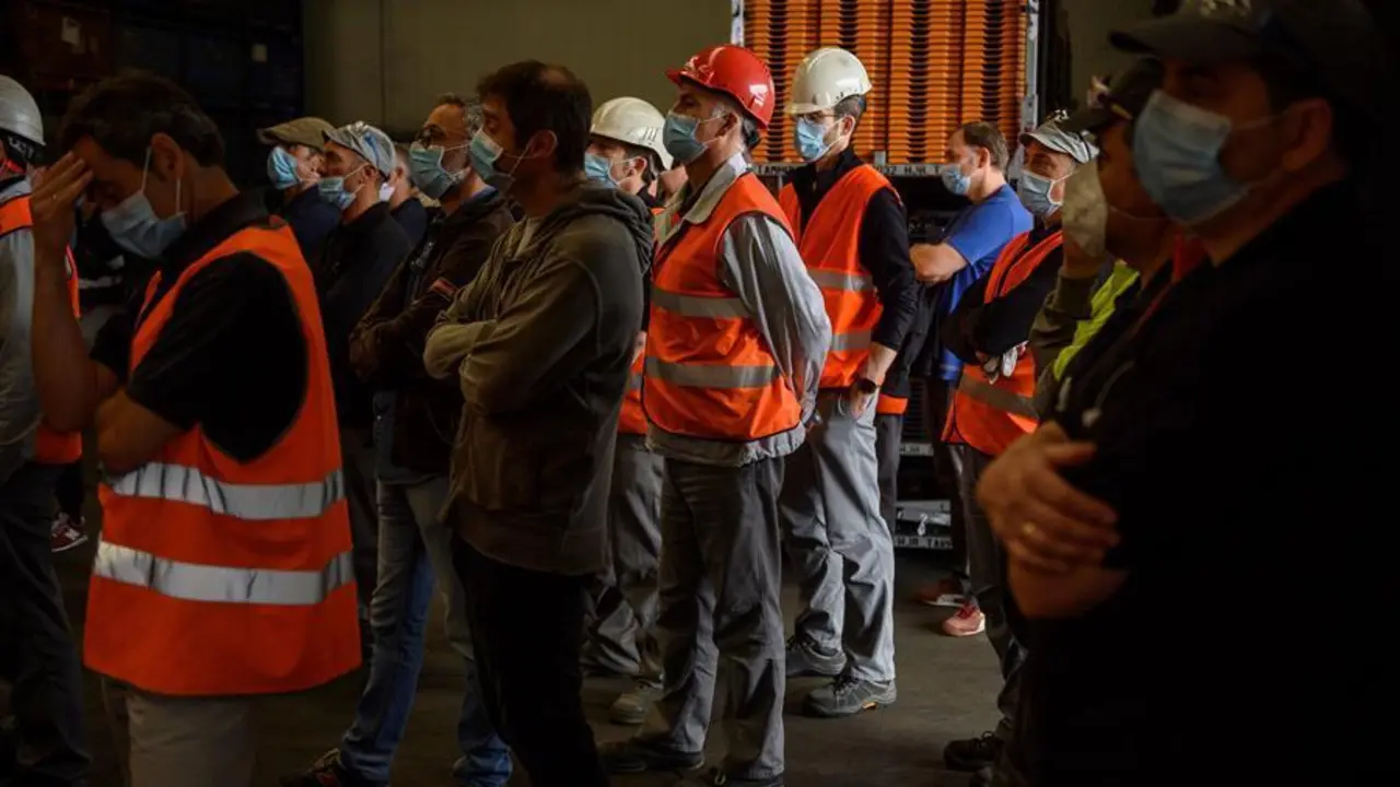 Varios trabajadores de Nissan durante la asamblea este viernes en la planta de Nissan de Los Corrales de Buelna.  EFE/Pedro Puente Hoyos