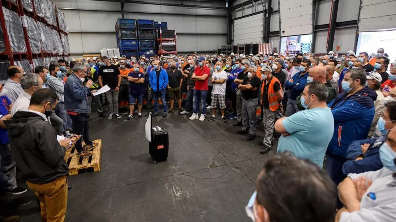 Varios trabajadores de Nissan durante la asamblea este viernes en la planta de Nissan de Los Corrales de Buelna.EFE/Pedro Puente Hoyos