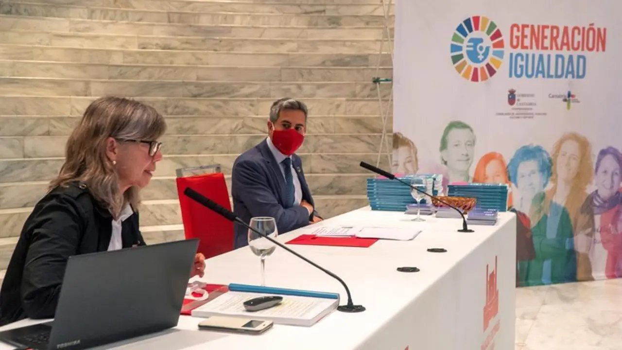 La directora de Igualdad y Mujer del Gobierno de Cantabria, Consuelo Guti&eacute;rrez (i) y el vicepresidente de Cantabria, Pablo Zuloaga este viernes en Santander durante la presentaci&oacute;n de la Memoria 2019 sobre violencia de G&eacute;nero en Cantabria. EFE/ Rom&aacute;n G Aguilera
