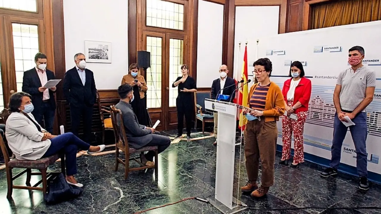 Un momento de la lectura del manifiesto ayer en el Ayuntamiento de Santander. / j. ram&oacute;n