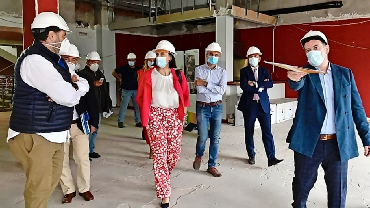 La alcaldesa visit&oacute; ayer las obras y ha expresado su satisfacci&oacute;n porque la ciudad &laquo;pueda estar en el circuito de las mejores dotaciones para las personas mayores&raquo;. / ALERTA