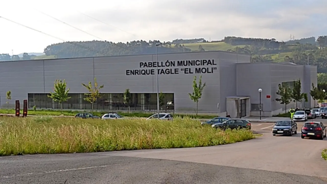 Im&aacute;genes de archivo del Polideportivo municipal Enrique Tagle &lsquo;El Moli&rsquo; de Parbay&oacute;n. / ALERTA