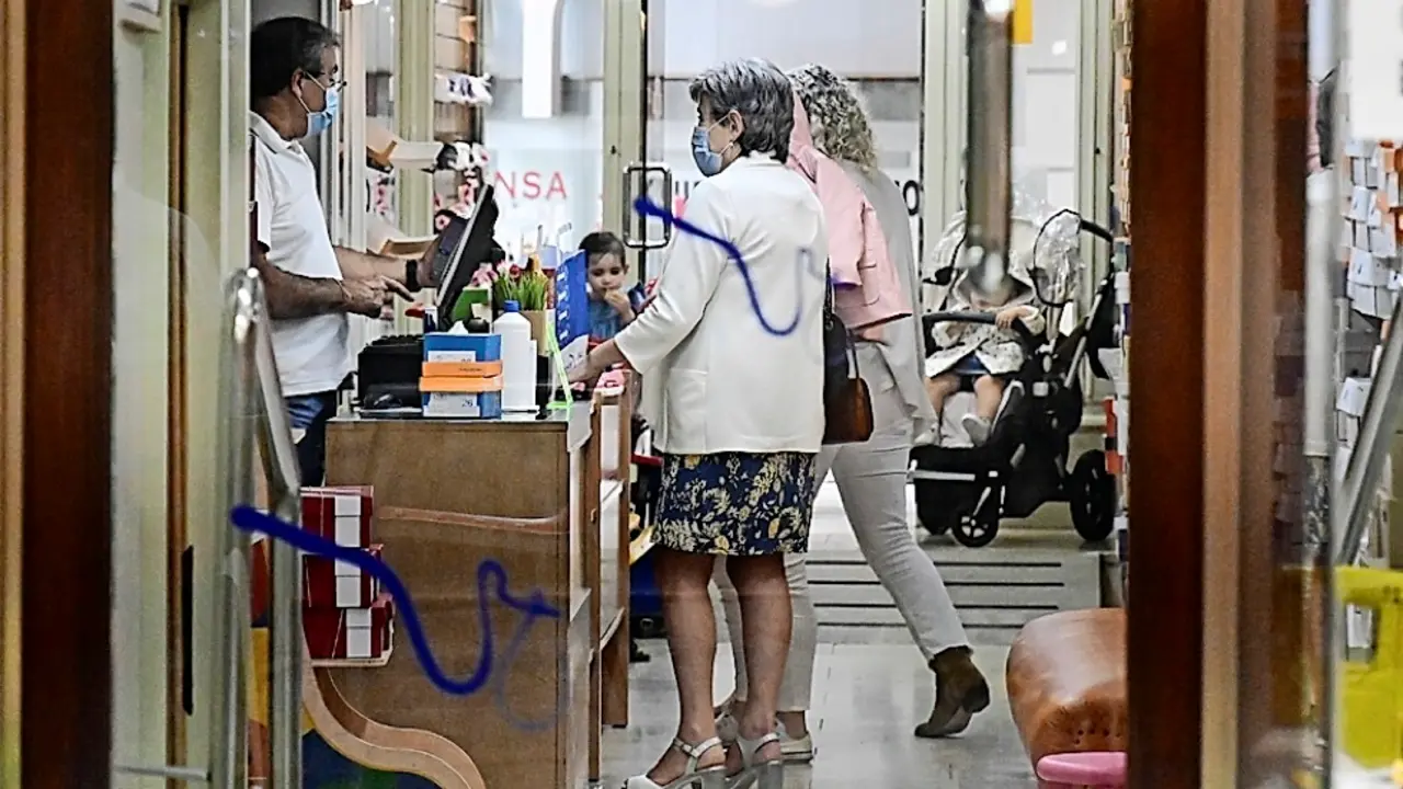 Dos personas son atendidas en un comercio de Santander. / Hardy