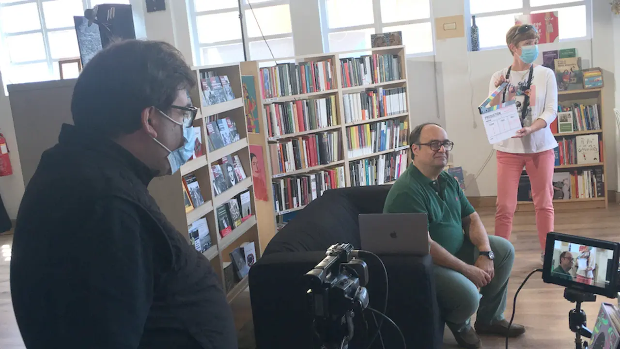 Richard Zubelzu y su equipo durante el rodaje en la Librer&iacute;a La Voragine en Santander rodando 'Desmontando Armarios'. / S.D.