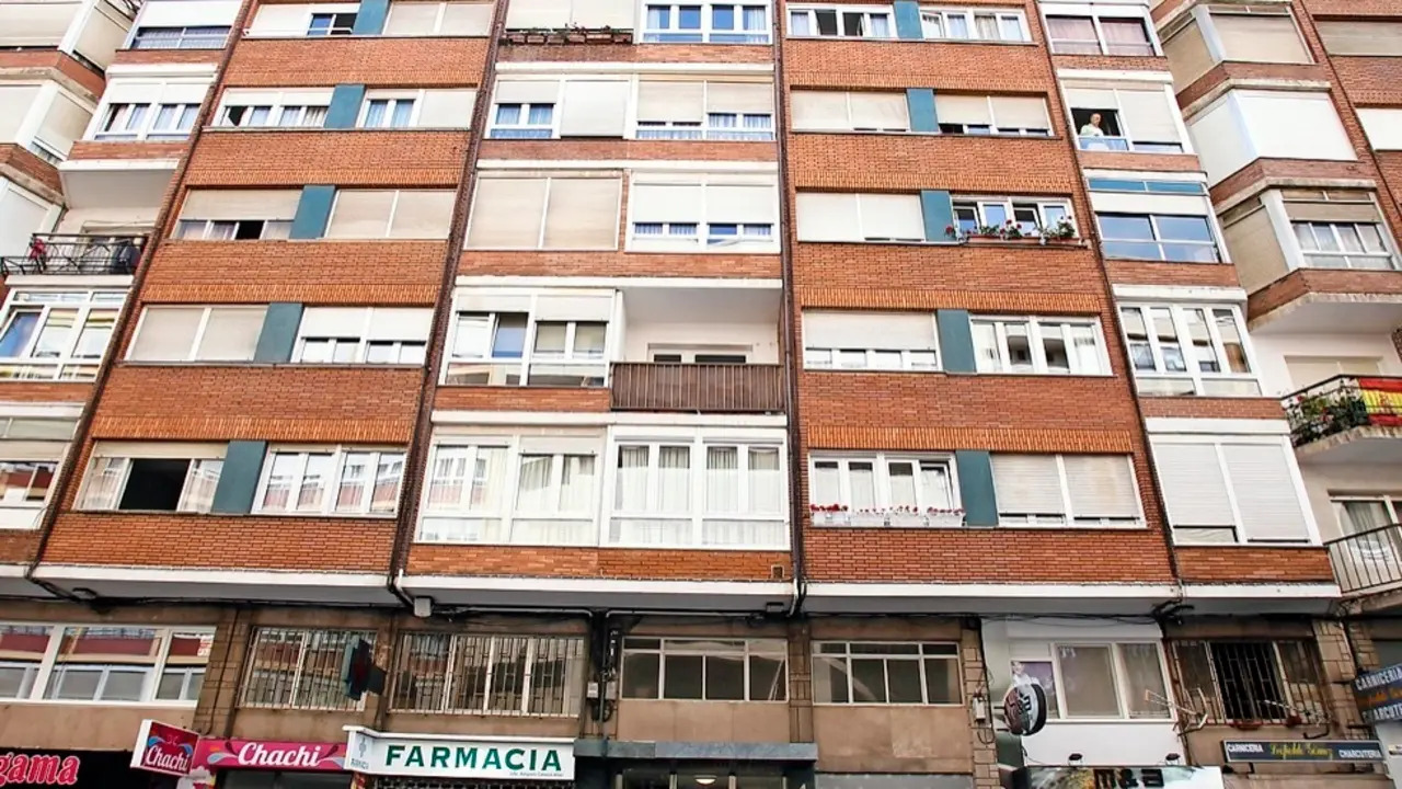Edificio de la calle Nicol&aacute;s Salmer&oacute;n. / Jos&eacute; Ram&oacute;n