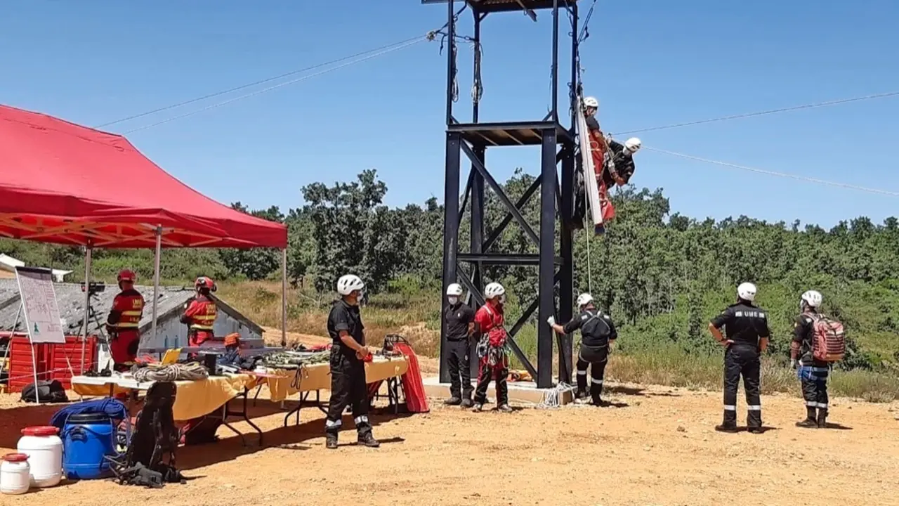 Sistema que utilizan en Le&oacute;n para practicar rescates simulados en cavidades. / alerta
