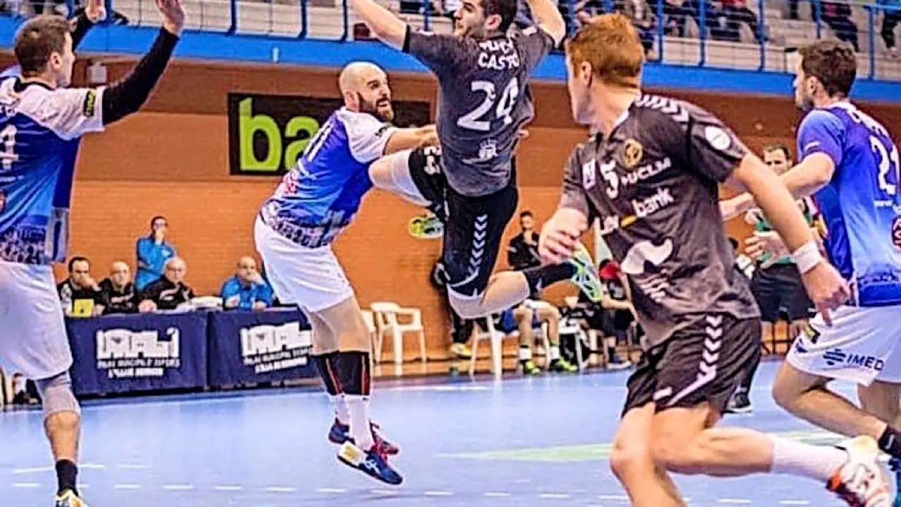 Xavi Castro, elev&aacute;ndose sobre la defensa durante su etapa en el Liberbank Cuenca.
