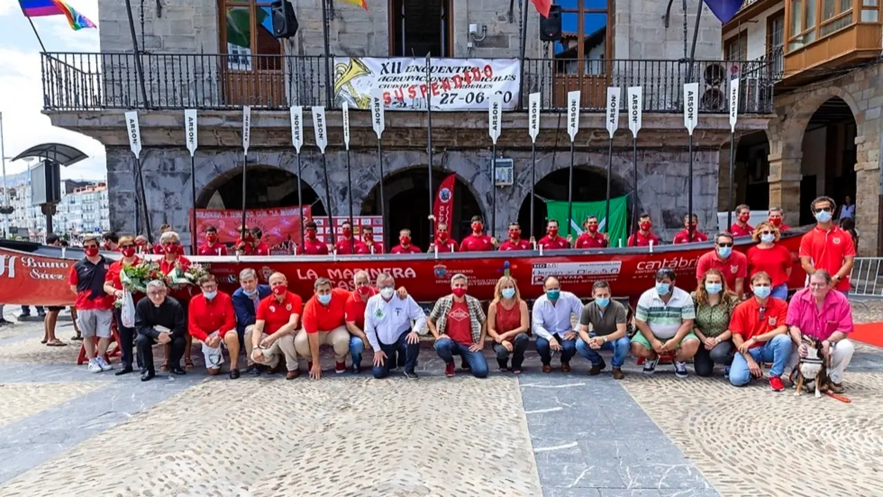Autoridades, directiva, cuerpo t&eacute;cnico y remeros de &lsquo;La Marinera&rsquo; posan para la foto de familia con la nueva embarcaci&oacute;n. / AlertA