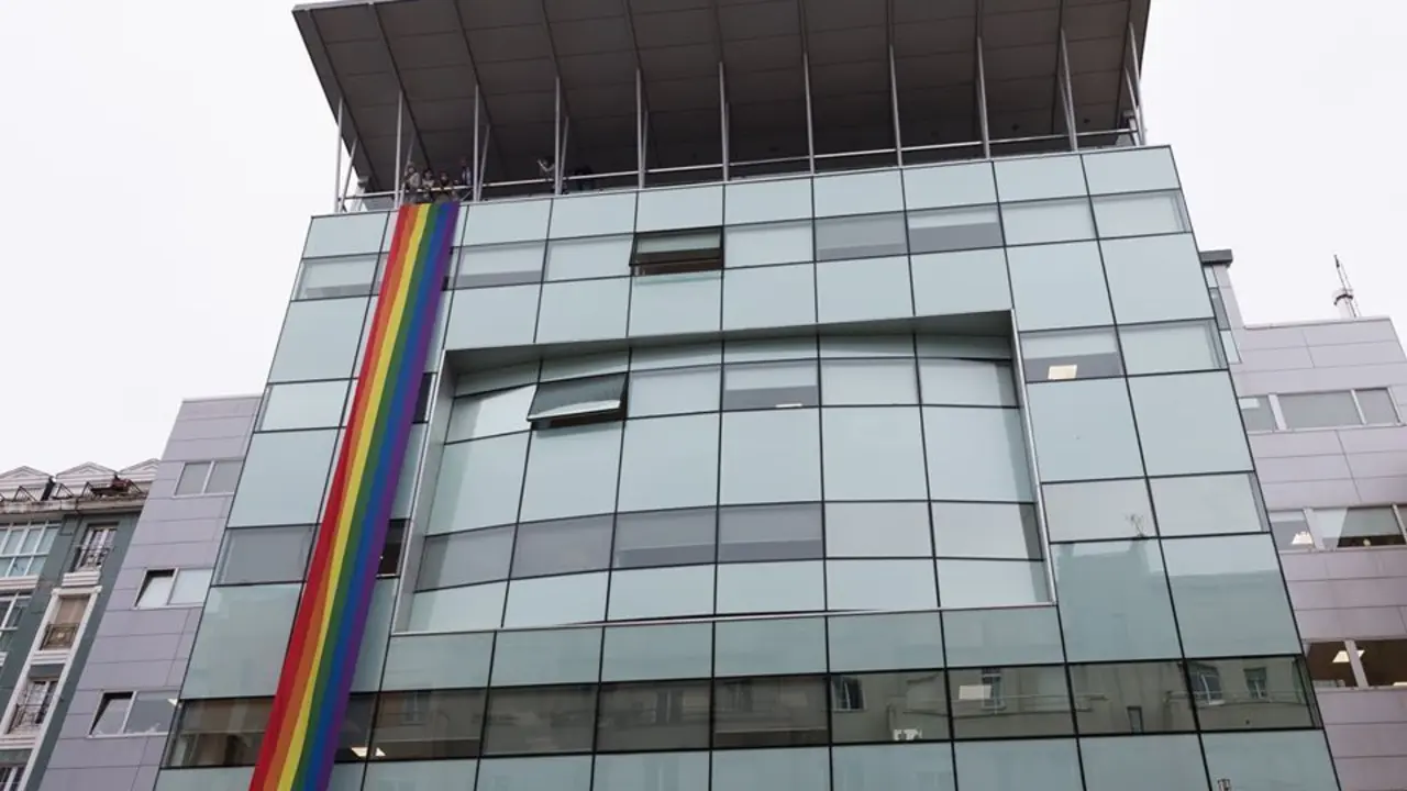 #Cantabria se suma al D&iacute;a del #Orgullo desplegando una gran lona con el arco&iacute;ris en la sede del #Gobierno.