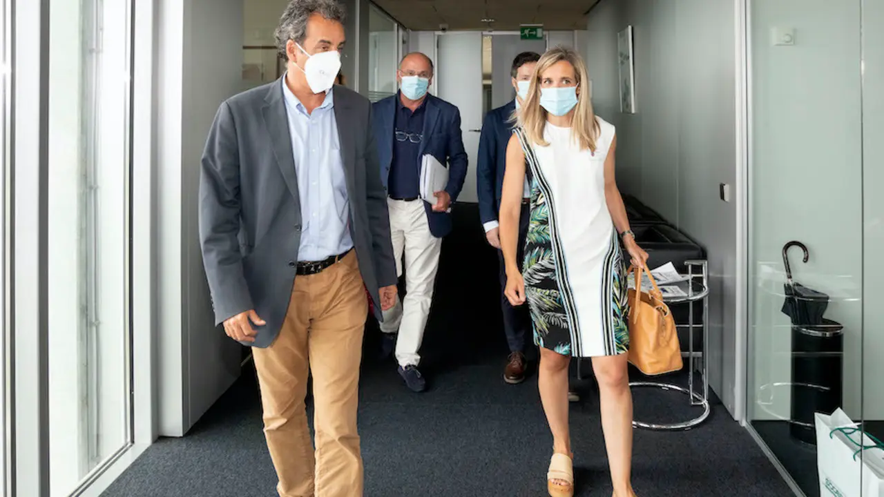 El consejero de Innovaci&oacute;n, Industria, Transporte y Comercio, Francisco Mart&iacute;n, se re&uacute;ne con la CEO de Semicrol, Natalia Alciturri. / ALERTA