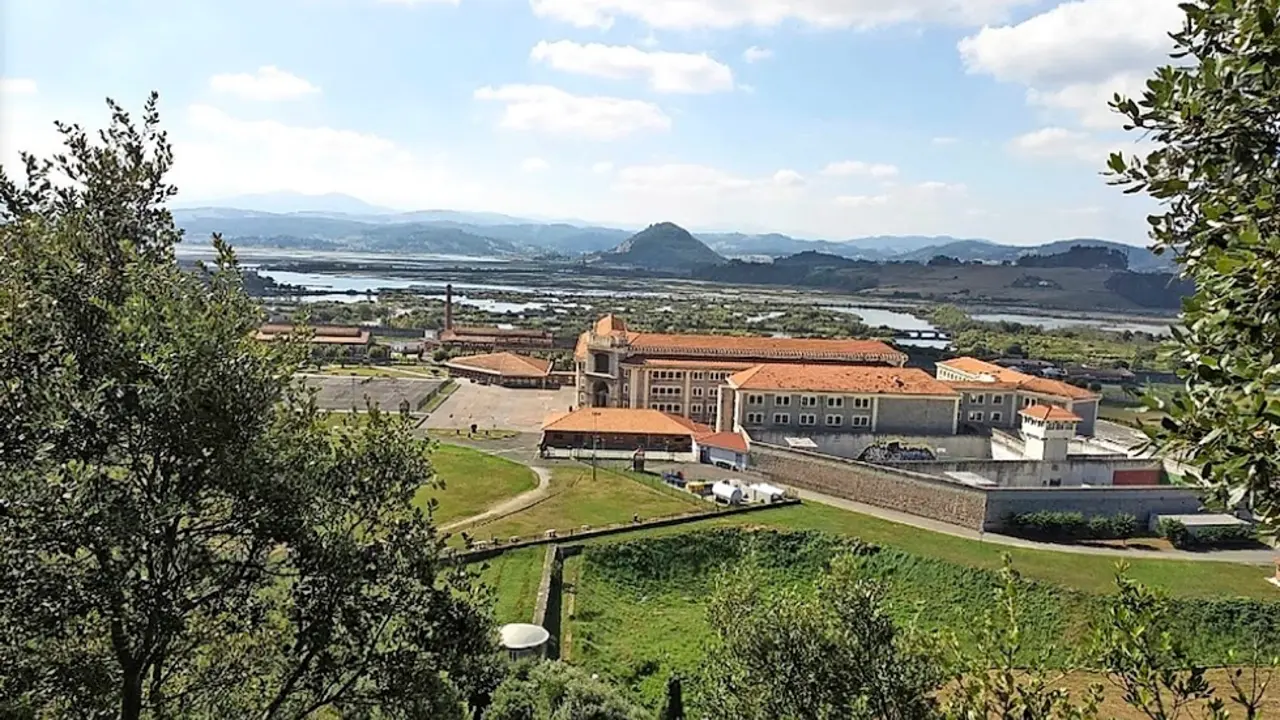 Imagen del penal de El Dueso en Santo&ntilde;a. / alerta