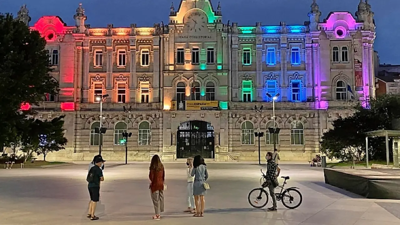 El Ayuntamiento se ilumin&oacute; con los colores del arco&iacute;ris en honor del Dia del Orgullo 2020.