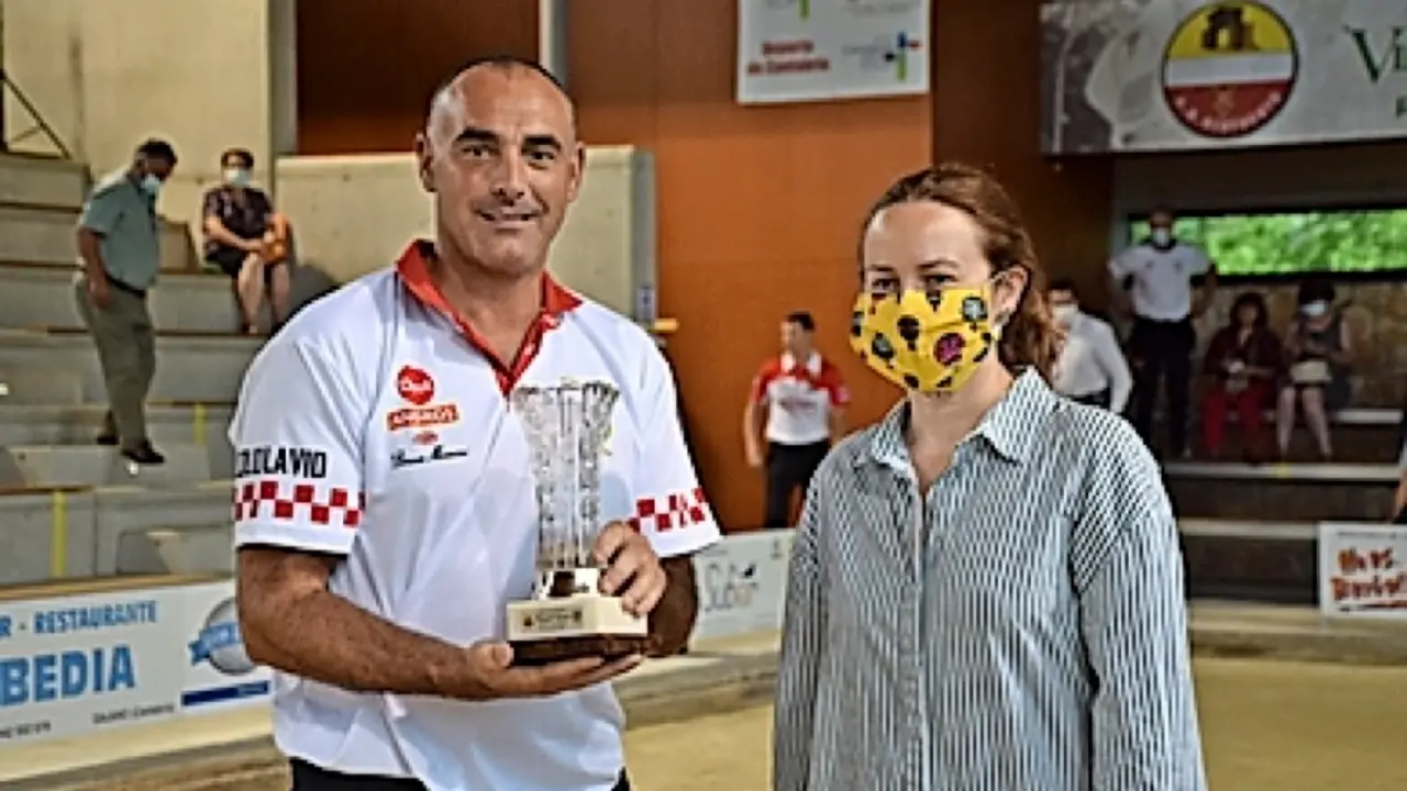 Jos&eacute; Manuel Lavid recibe el trofeo de manos de Cecilia Garc&iacute;a. / Hoyos