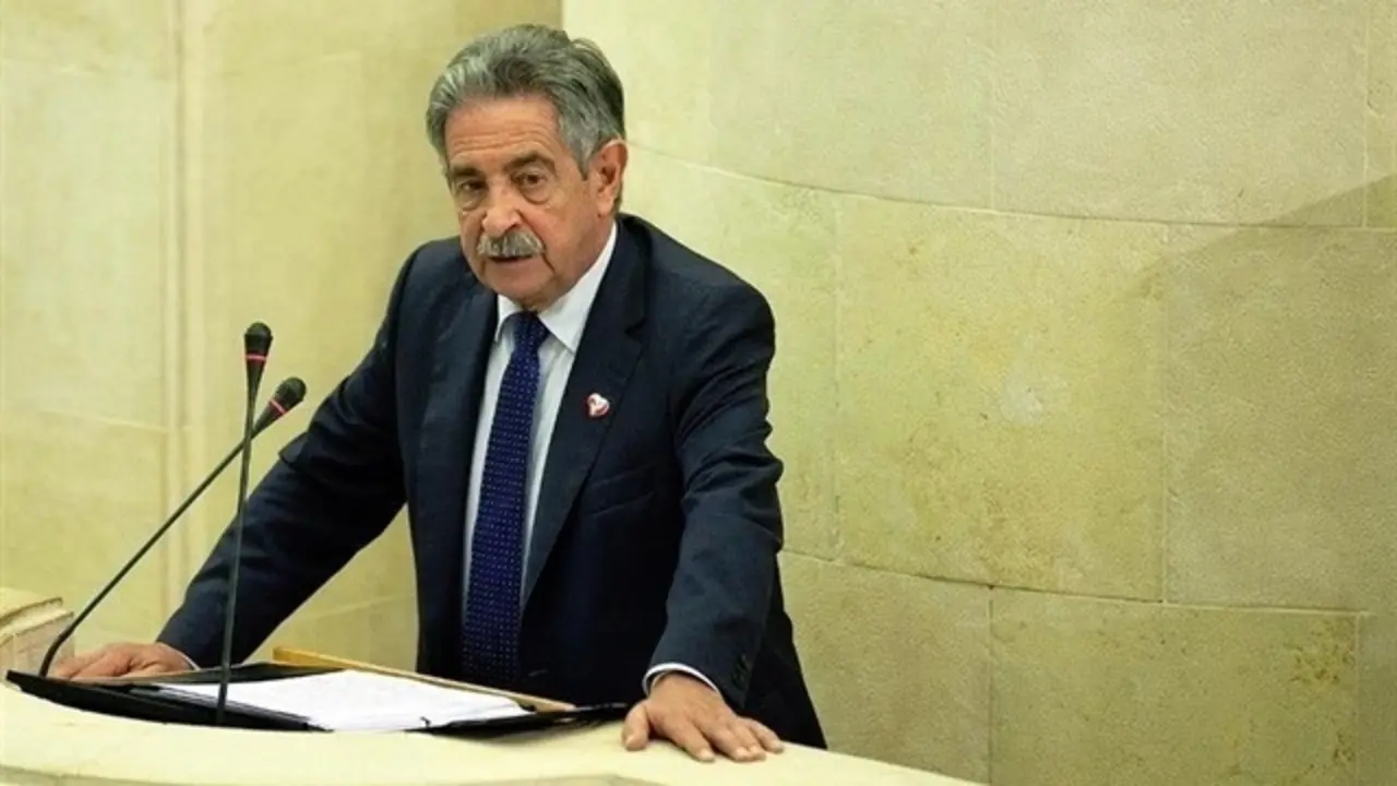 El presidente regional, Miguel &Aacute;ngel Revilla durante su comparecencia hoy en el Parlamento de Cantabria.