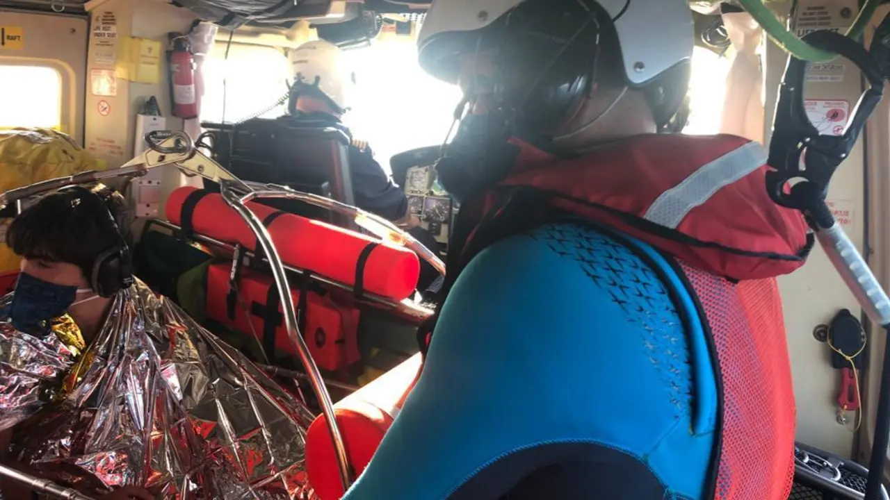Servicio de rescate mientras trasladan al j&oacute;ven herido.