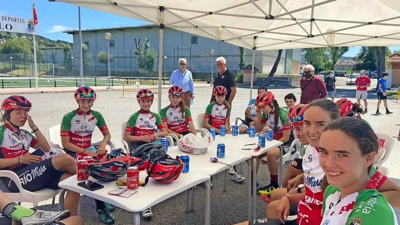 Las corredoras del Club Ciclista Meruelo antes de un entrenamiento. / ALERTA
