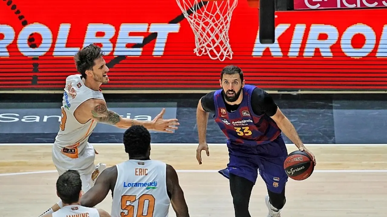 El ala p&iacute;vot montenegrino del Bar&ccedil;a, Nikola Mirotic, se dispone a entrar a canasta ante varios jugadores del Kirolbet Baskonia durante la disputa del tercer partido de la tercera jornada del grupo A de la fase final de la Liga ACB en el pabell&oacute;n de la Fuente de San Luis de Val&eacute;ncia. EFE/Manuel Bruque