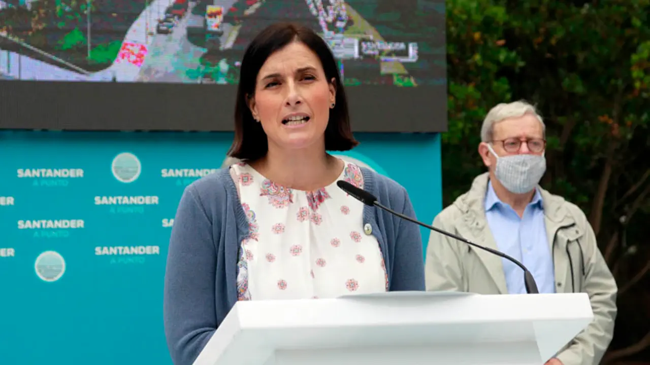 La alcaldesa de Santander durante la presentaci&oacute;n del dispositivo tur&iacute;stico de Santander para este verano. / jos&eacute; ram&oacute;n