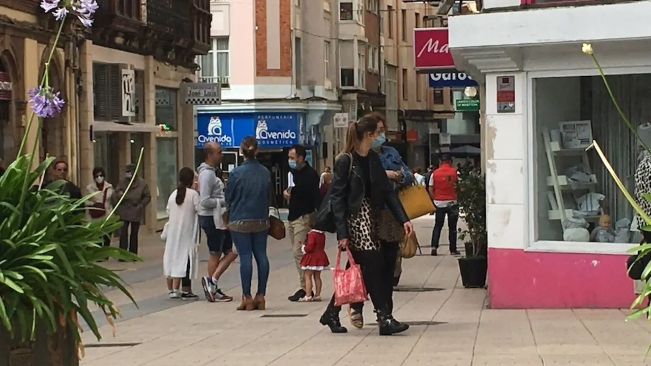 Varias personas caminan por la c&eacute;ntrica calle de Seraf&iacute;n Escalante en Torrelavega. / S.D.