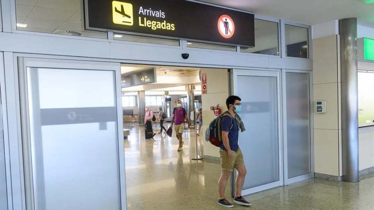 Viajeros en la zona de llegadas del aeropuerto Seve Ballesteros en Malia&ntilde;o (Cantabria), que han sido los primeros en aterrizar a bordo de un avi&oacute;n de la aerol&iacute;nea de bajo coste Ryanair, procedente de Valencia, tras tres meses sin actividad en el aeropuerto debido al coronavirus. EFE/Pedro Puente Hoyos