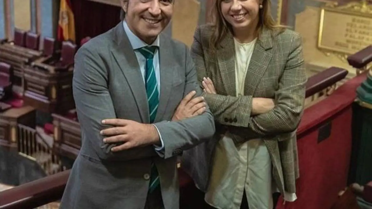 Los diputados del PP en el Congreso por Cantabria, Diego Movell&aacute;n y Elena Castillo en el Congreso de los Diputados. / ALERTA