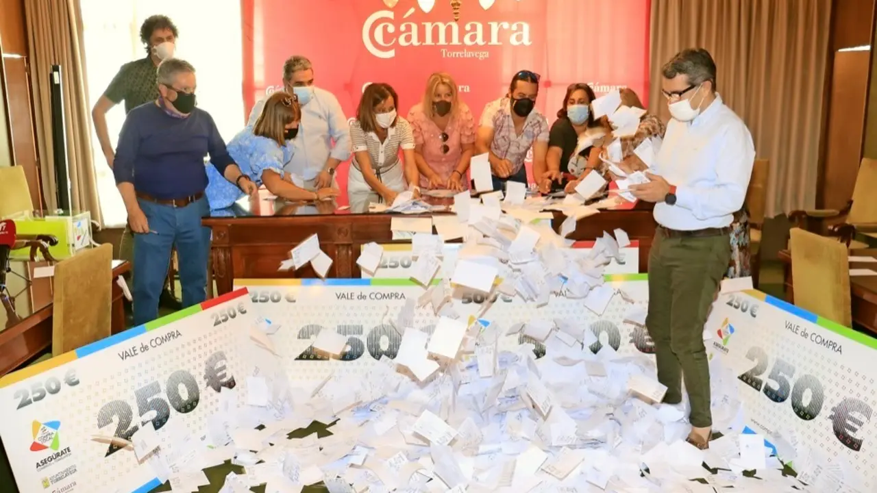 Sorteo celebrado ayer martes en la C&aacute;mara de Comercio de Torrelavega. / alerta