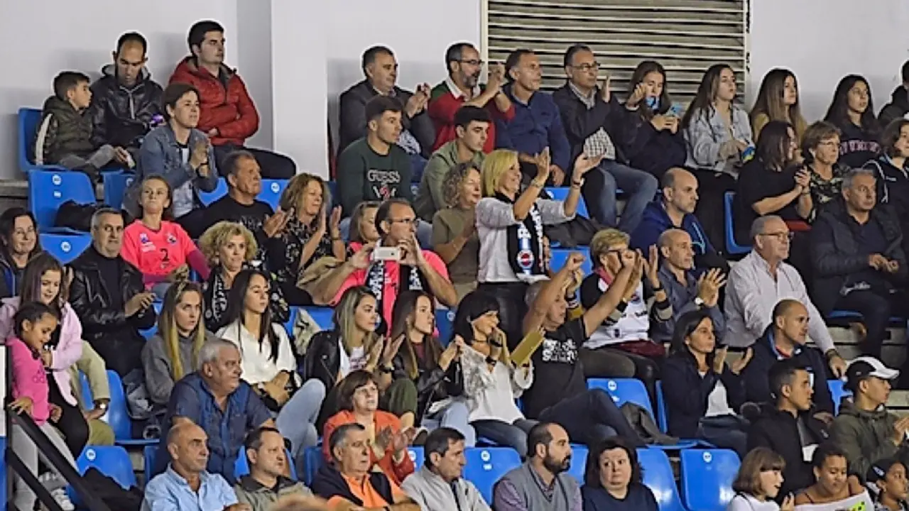 Grada de La Albericia, donde se suele congregar casi un millar de aficionados. / alerta