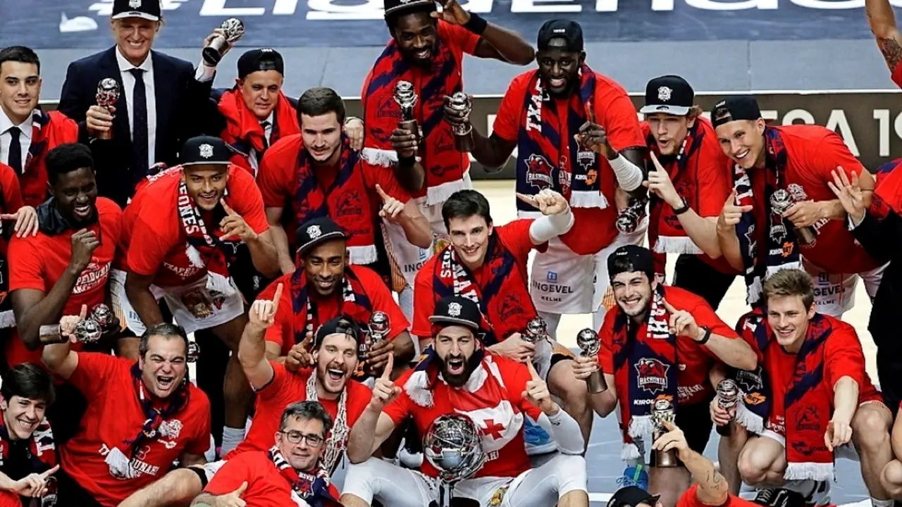 La plantilla y el cuerpo t&eacute;cnico del Baskonia posa con el trofeo de campeones de la Liga ACB. / EFE
