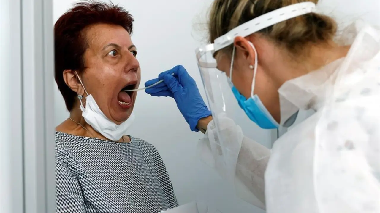 Una mujer se somete a una prueba de coronavirus en el aeropuerto de Fr&aacute;ncfort en Alemania, este martes. El aeropuerto de Fr&aacute;ncfort cuenta, desde hoy, con un centro de pruebas de coronavirus donde no es necesaria cita previa. EFE/ Ronald Wittek