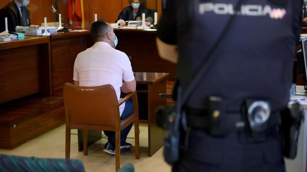 Vista del hombre que ha sido sentenciado a cuatro a&ntilde;os de prisi&oacute;n por disparar a un joven a la cabeza con un rev&oacute;lver en las inmediaciones de una discoteca de Castro Urdiales (Cantabria), aunque la bala acab&oacute; impactando en la mano de la v&iacute;ctima, este martes en los tribunales de la capital c&aacute;ntabra. EFE/Pedro Puente Hoyos