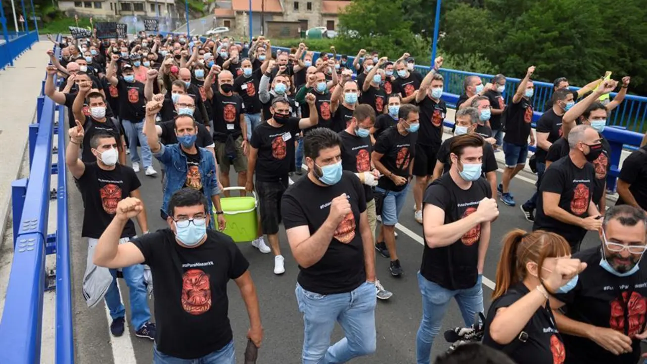 Unos 300 empleados de Nissan en Barcelona se han desplazado esta ma&ntilde;ana hasta Cantabria, donde Nissan tiene otra planta productiva en la localidad de Los Corrales de Buelna, para manifestarse en contra del cierre de las factor&iacute;as de Barcelona. EFE/Pedro Puente Hoyos
