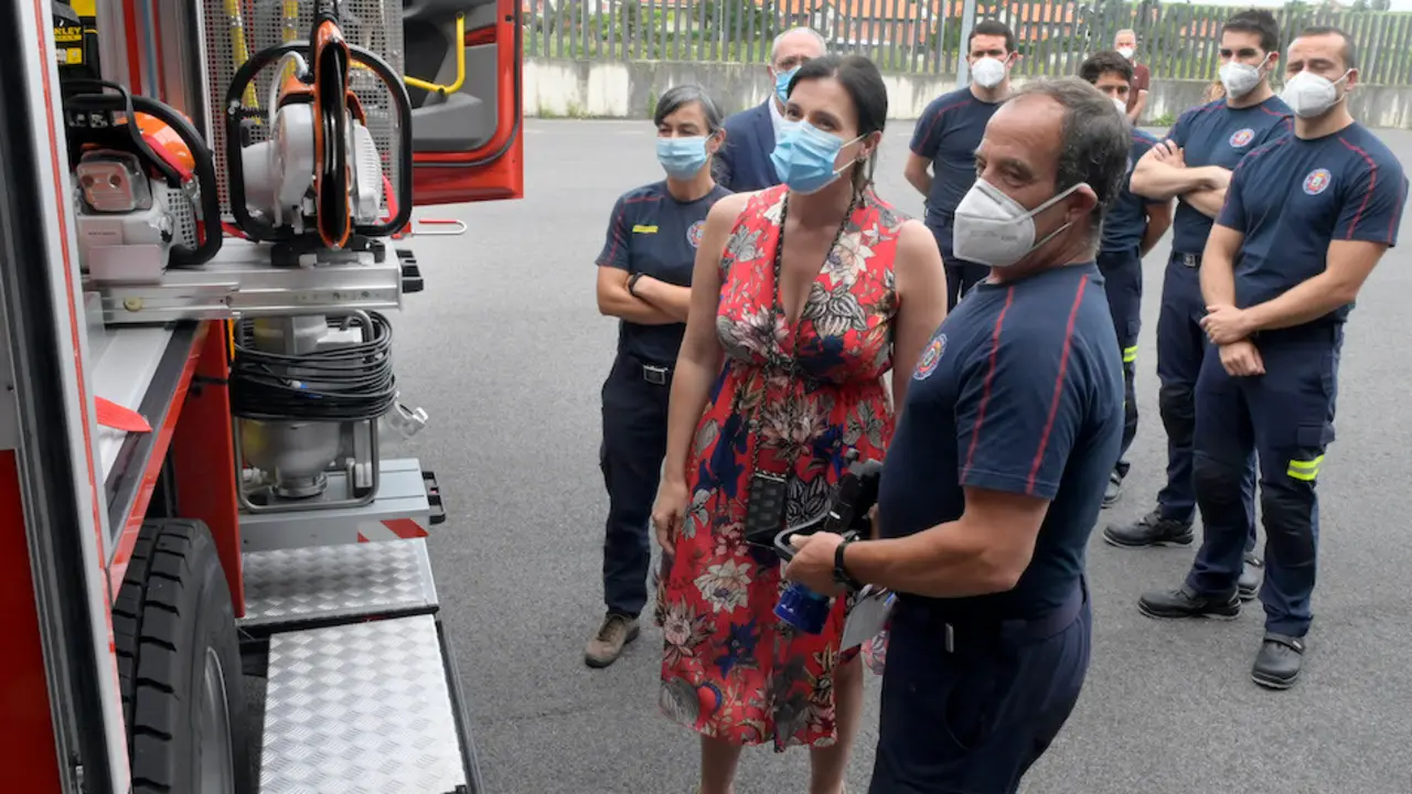La alcaldesa Gema igual, ha presidido el acto de toma de posesi&oacute;n de los cuatro nuevos bomberos que se incorporan al cuerpo. / ALERTA