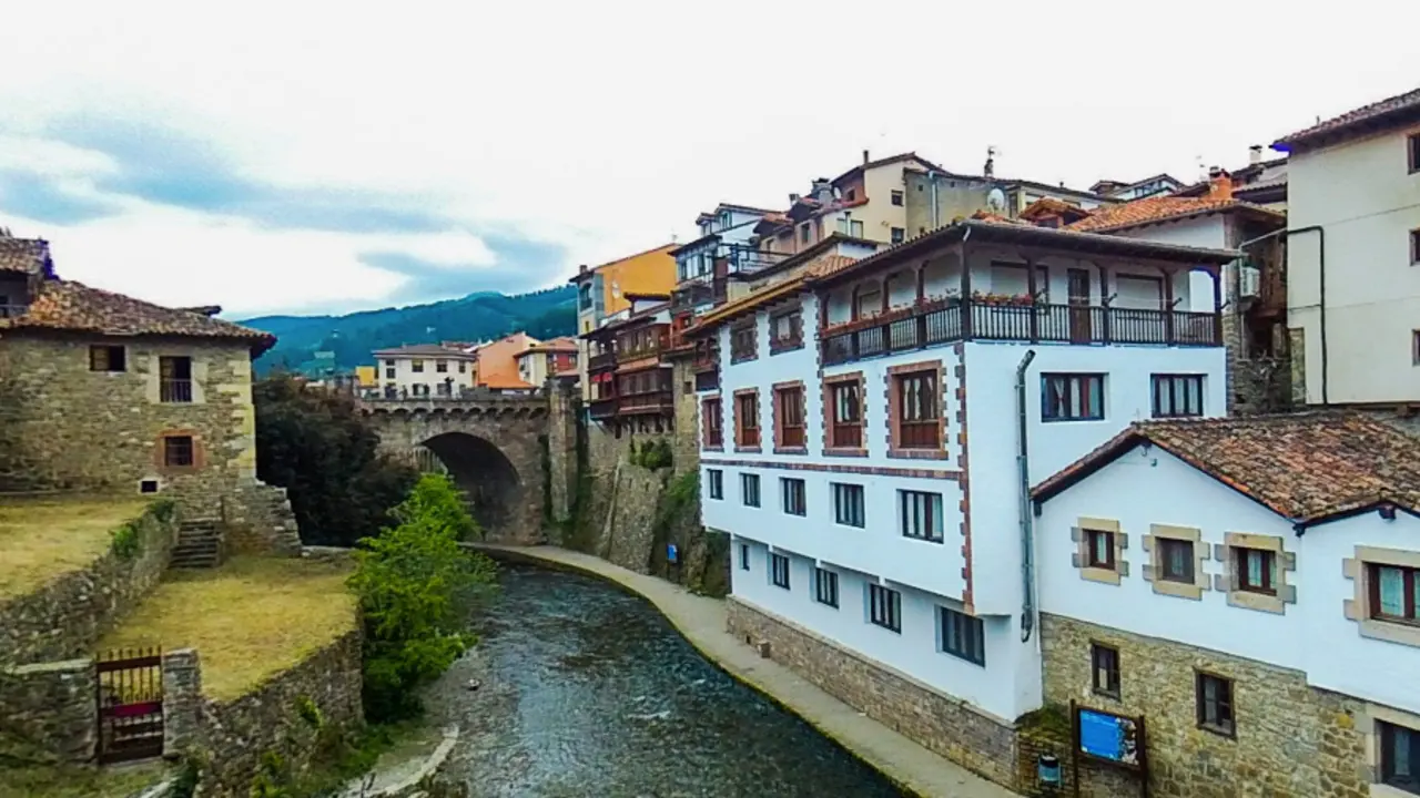 Puente San Cayetano en Potes, Cantabria. / ALERTA