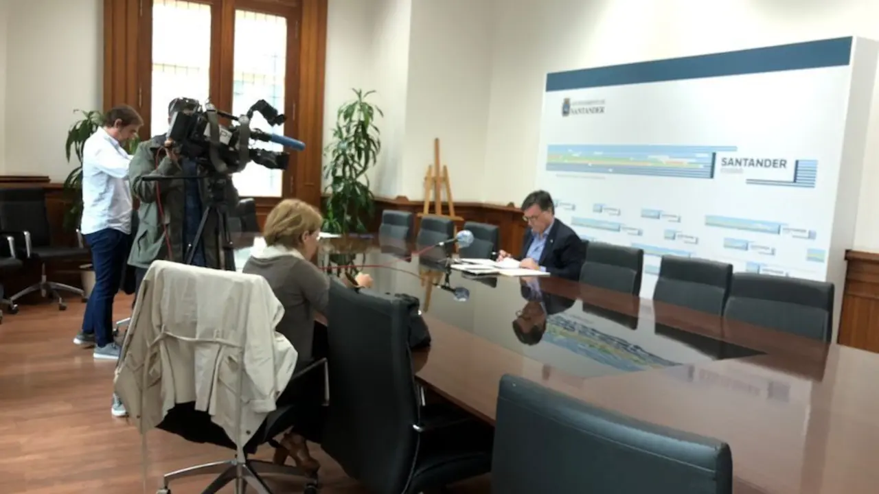 El concejal de Vox en el Ayuntamiento de Santander, Guillermo P&eacute;rez-Cos&iacute;o durante una rueda de prensa.