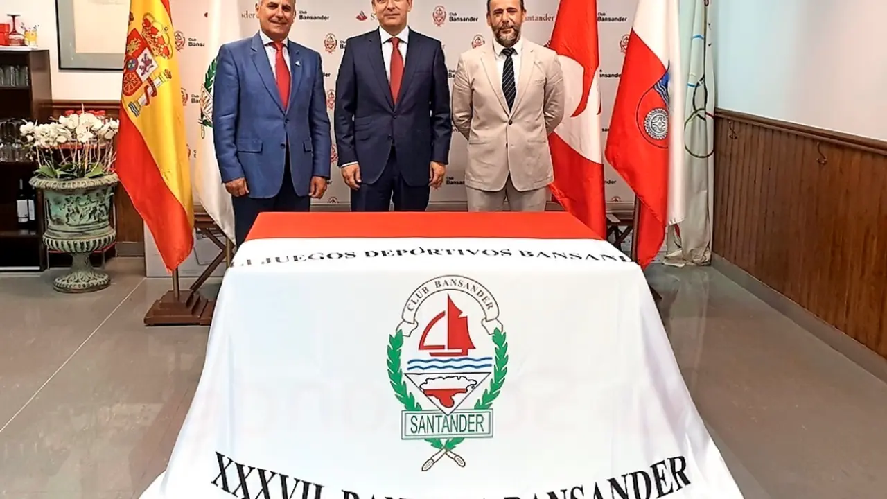 La regata se present&oacute; ayer con la presencia de Manuel Iturbe, director territorial del Santander en Asturias y Cantabria; V&iacute;ctor Canal, presidente de la Federaci&oacute;n C&aacute;ntabra de Remo y Eugenio De Juana, presidente del Club Bansander.