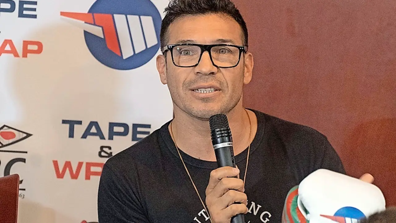 &lsquo;Maravilla&rsquo; Mart&iacute;nez, presentando a &lsquo;El Ni&ntilde;o&rsquo; en Torrelavega. / J. Ayll&oacute;n