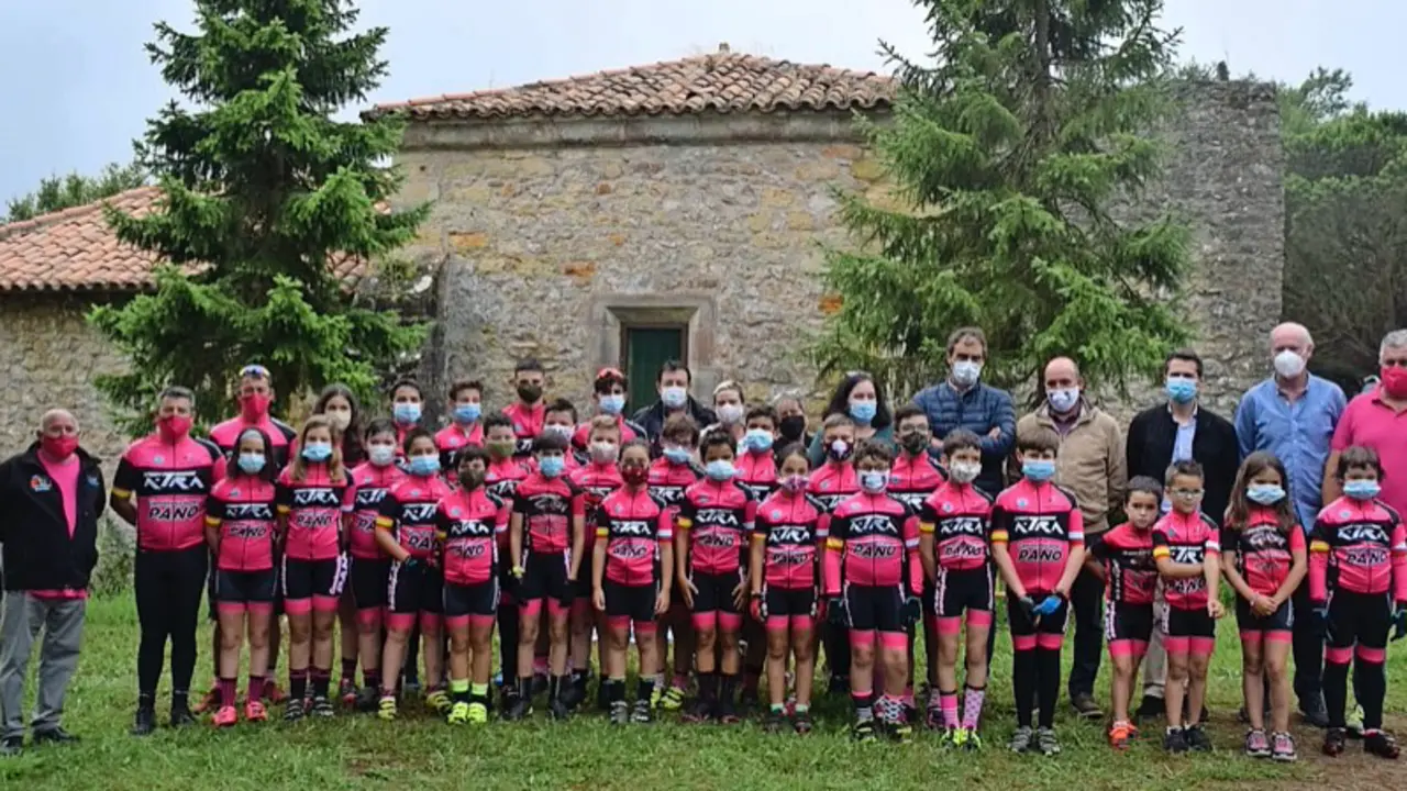 Representantes del CD Nano Gonz&aacute;lez de ciclismo y de su patrocinador, Construcciones Pano, junto a los alcal- des de Ruiloba, Alfoz y Santillana procedieron a la inau- guraci&oacute;n de un circuito de entrenamiento para la especia- lidad de BTT.