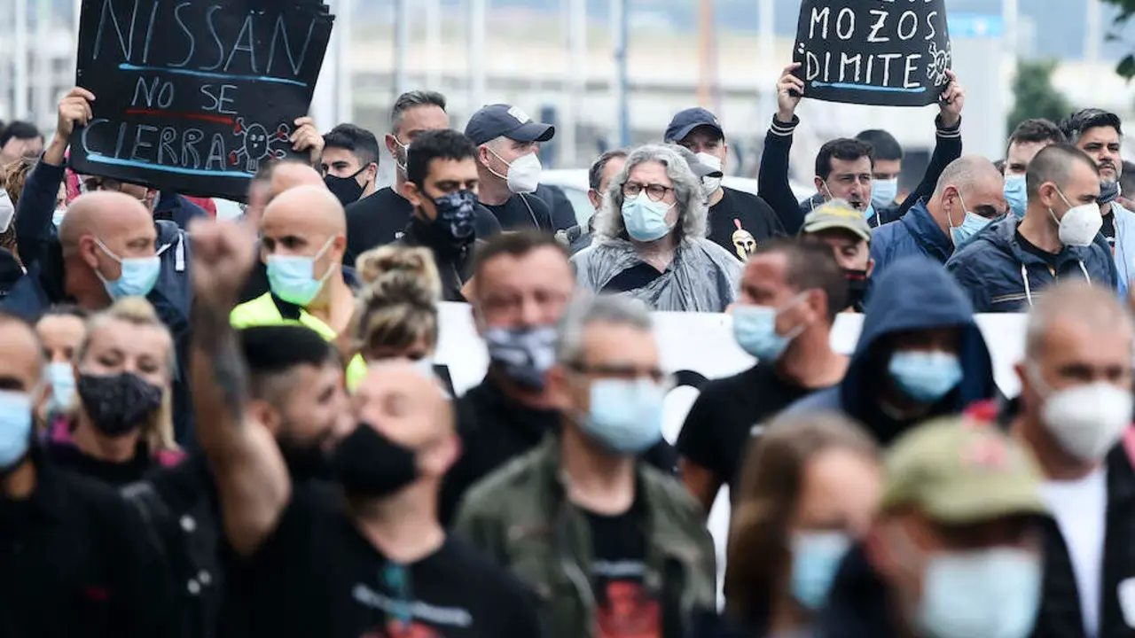 Trabajadores de Nissan Barcelona levantan el brazo como signo de protesta en la manifestaci&oacute;n convocada en el centro de la ciudad, a la que han acudido con pancartas, en Santander, Cantabria (Espa&ntilde;a), a 2 de julio de 2020. Esta es la segunda de las protestas que han realizado en la regi&oacute;n &ndash;ayer se concentraron en ante la f&aacute;brica de Nissan en Los Corrales de Buelna- a consecuencia del anuncio, el pasado 28 de mayo, por parte de la compa&ntilde;&iacute;a de autom&oacute;viles, del cierre de las plantas de la Zona Franca de Barcelona.

02 JULIO 2020;NISSAN;CANTABRIA;SANTANDER;NISSAN BARCELONA

2/7/2020