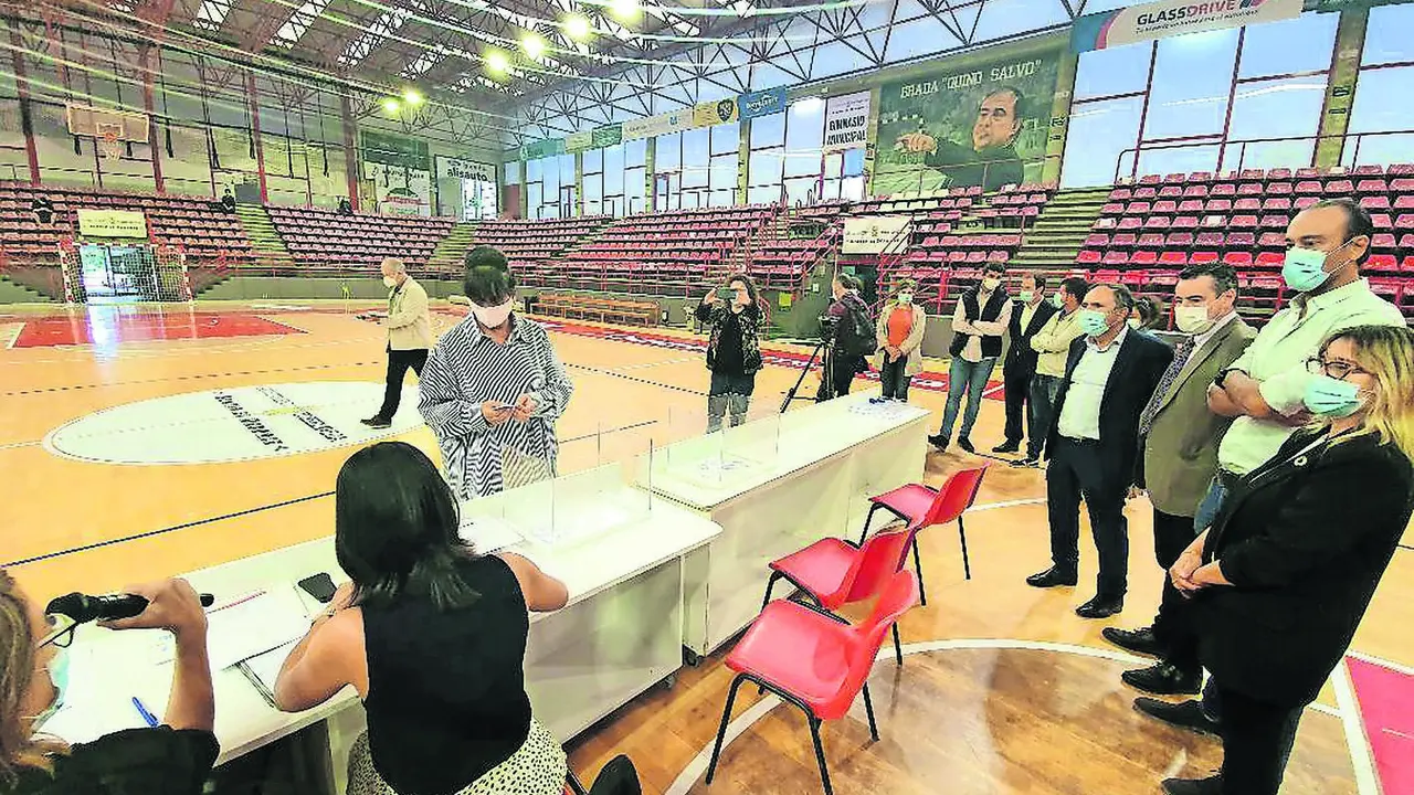 Un momento del sorteo celebrado en el pabell&oacute;n Vicente Trueba. / alerta