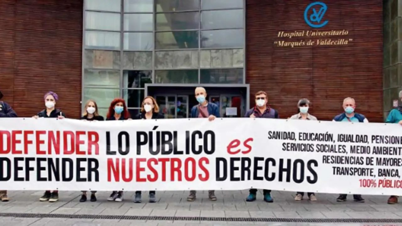 El acto en el que se ha informado de las concentraciones se ha desarrollado en la puerta norte del Hospital Valdecilla. / jos&eacute; ram&oacute;n