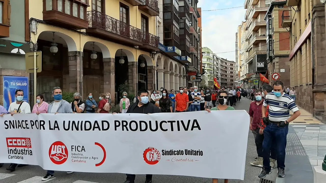 La manifestaci&oacute;n iba encabezada por una pancarta con el lema "Sniace". / S.D.