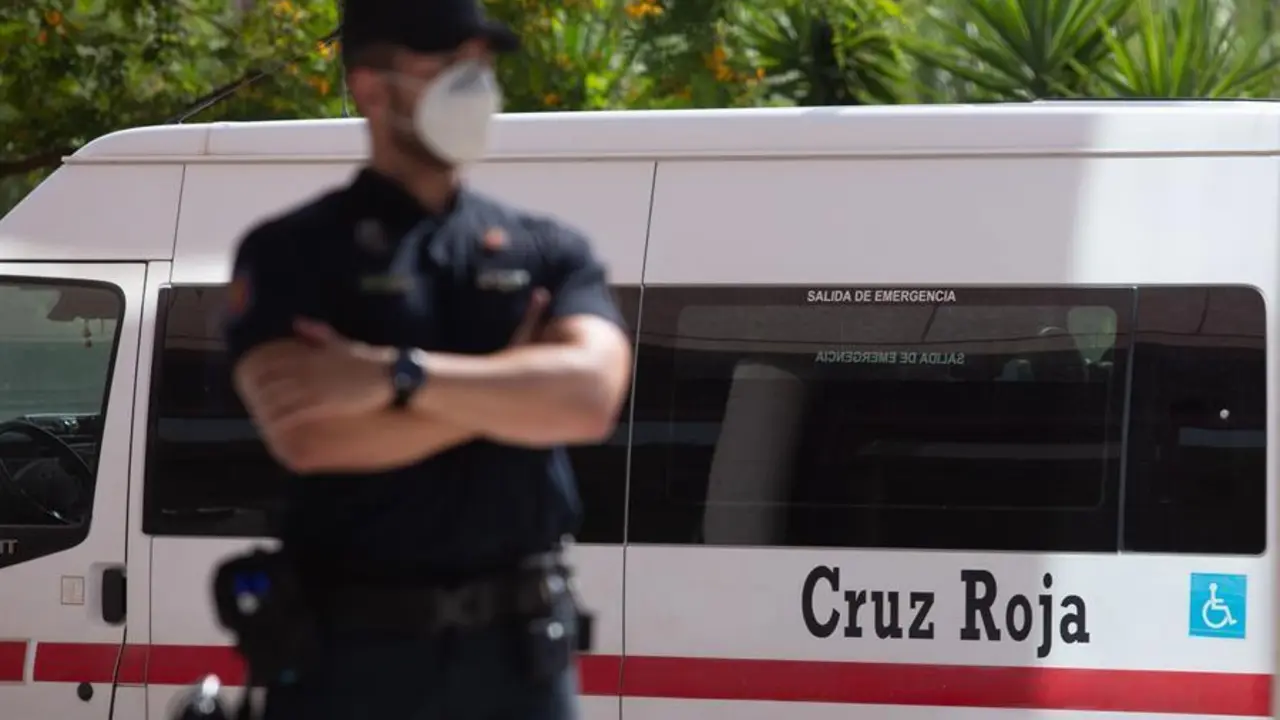 Un agente de la Polic&iacute;a Nacional vigila la entrada del Centro de Acogida, Emergencia y Derivaci&oacute;n de Cruz Roja de M&aacute;laga, donde el foco de coronavirus ha experimentado un ligero repunte justo cuando se cumple una semana de su detecci&oacute;n. Tras varios d&iacute;as en los que las cifras de contagiados se hab&iacute;an mantenido m&aacute;s o menos estables, la Consejer&iacute;a de Salud ha informado de 12 nuevos positivos en las &uacute;ltimas 24 horas, que elevan a 103 el n&uacute;mero total de contagios vinculados a este brote. EFE/ Carlos D&iacute;az