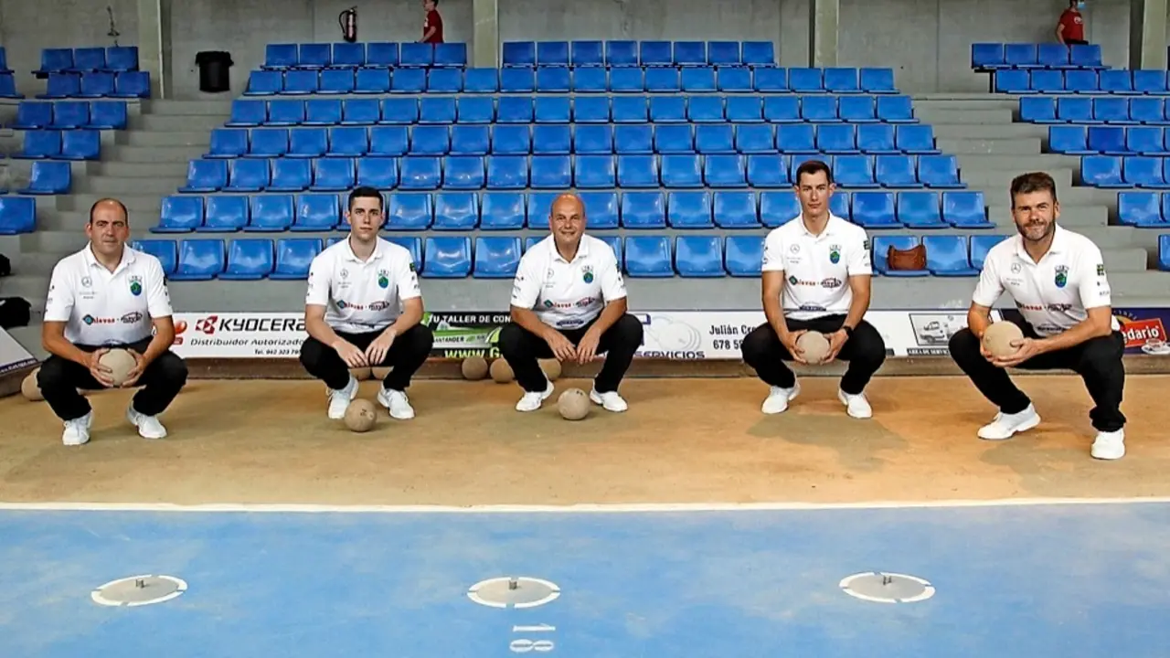 Los jugadores de la Pe&ntilde;a Pe&ntilde;acastillo Anievas Mayba, en la bolera Mateo Grijuela, preparados para el arranque. / Jos&eacute; Ram&oacute;n