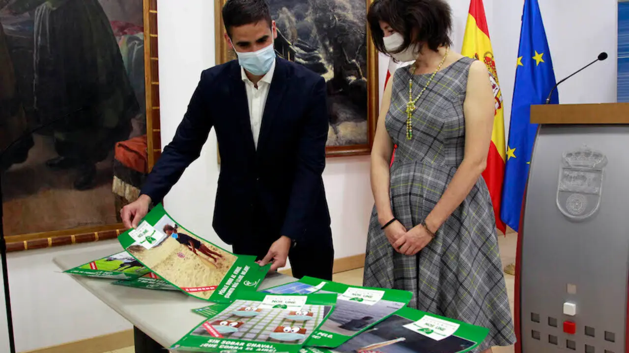 Paloma Navas y Alejandro G&oacute;mez durante la rueda de prensa. / jos&eacute; ram&oacute;n