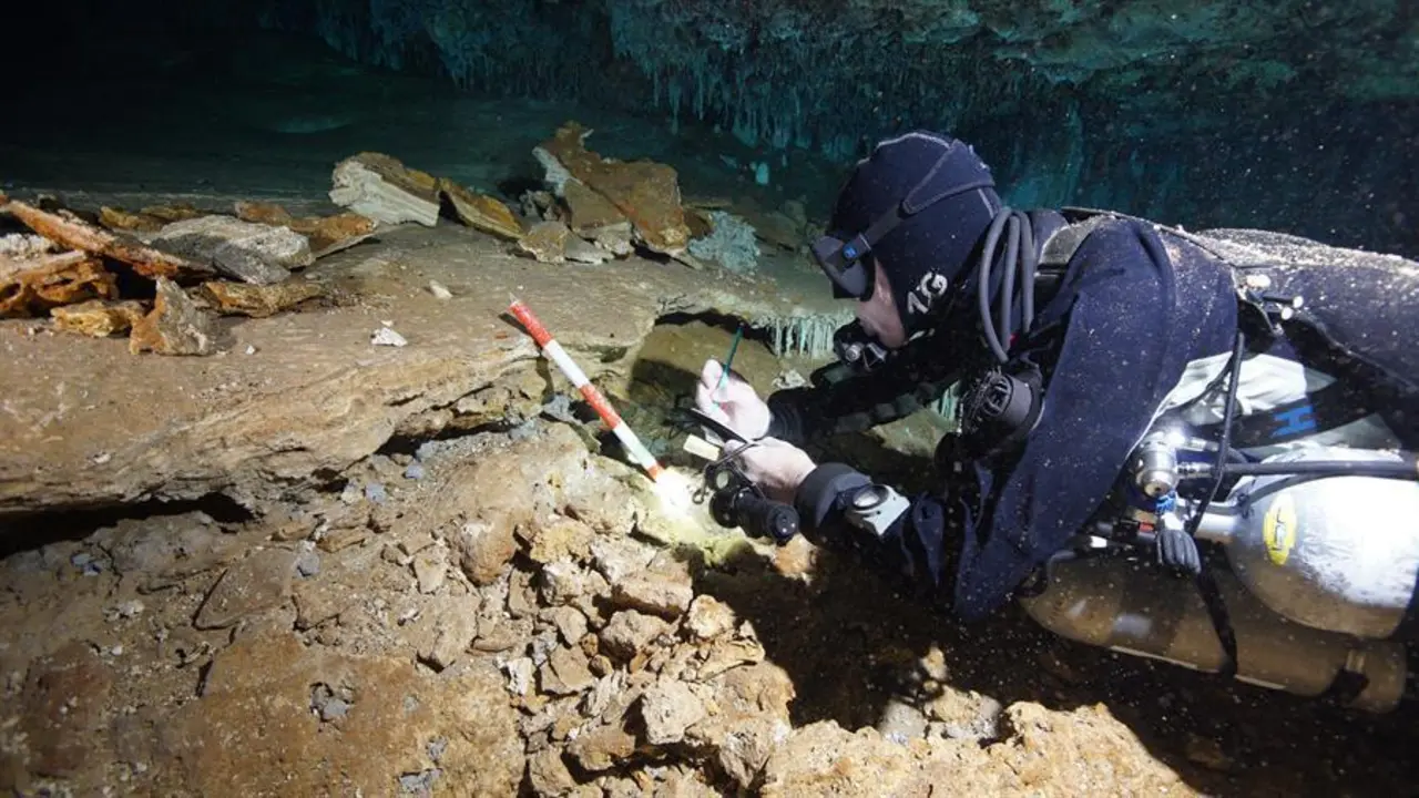 USA2651. YUCAT&Aacute;N (M&Eacute;XICO), 03/07/2020.- Fotograf&iacute;a sin fecha cedida por el Centro Investigador del Sistema Acu&iacute;fero de Quintana Roo (Cindaq) donde se muestra a un buceador mientras examina uno de los puntos en los que los primeros pobladores extra&iacute;an hace 10.000-12.000 a&ntilde;os ocre en una caverna en Yucat&aacute;n (M&eacute;xico). Un equipo internacional de cient&iacute;ficos anunci&oacute; este viernes el descubrimiento de las minas de ocre m&aacute;s antiguas del continente americano, explotadas por humanos hace al menos 10.000 a&ntilde;os, en una cueva sumergida en la pen&iacute;nsula de Yucat&aacute;n, hallazgo que abre la puerta a entender mejor la vida de los primeros habitantes de lo que hoy es el sur de M&eacute;xico. EFE/CINDAQ /SOLO USO EDITORIAL /NO VENTAS