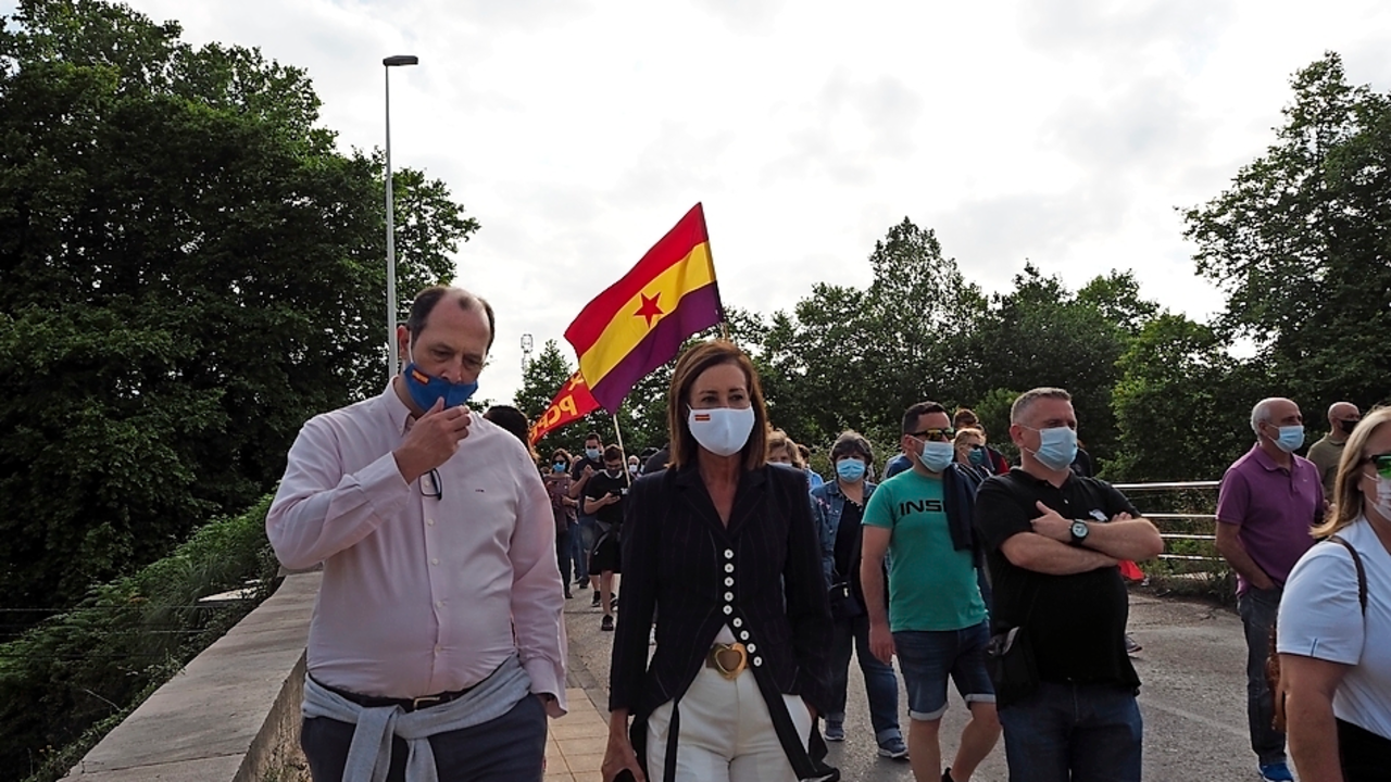 La portavoz municipal del PP en Torrelavega este viernes en la manifestaci&oacute;n por la unidad productiva de Sniace. / S.D.