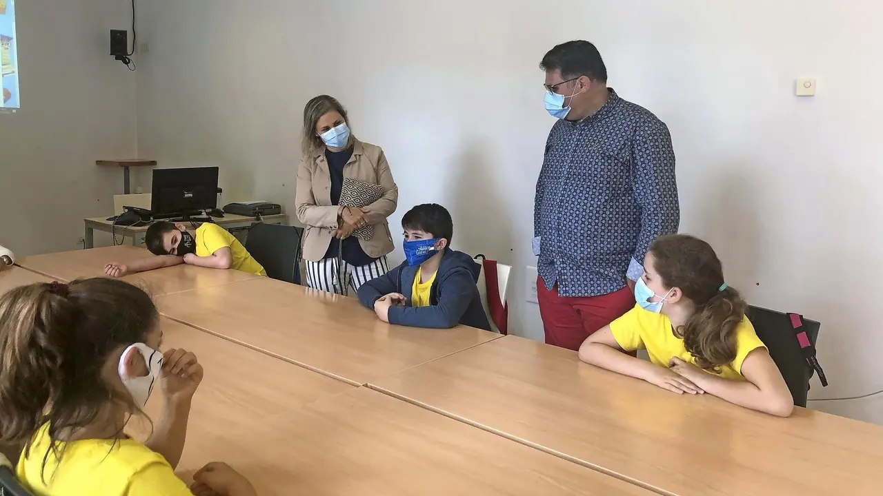 Cristina Laza durante la visita al campus de verano. / ALERTA