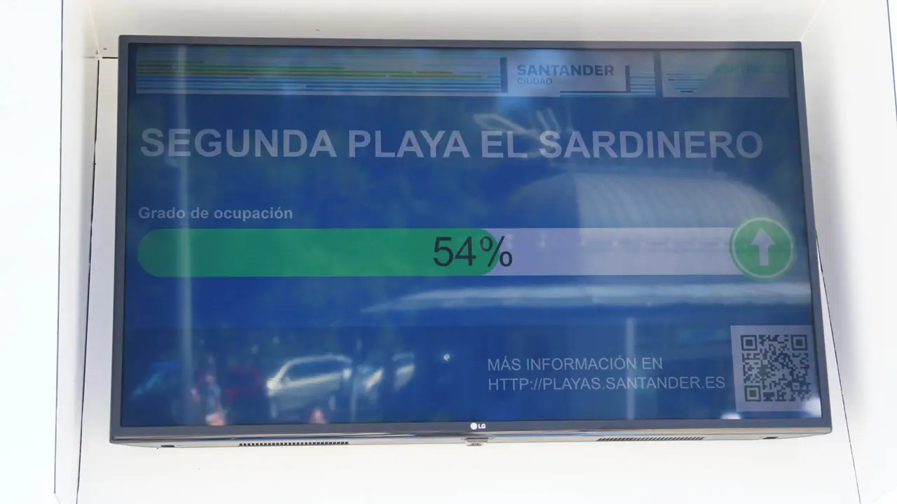 Una pantalla instalada en los accesos autorizados indica el porcentaje de ocupaci&oacute;n de la playa. / J. Ram&oacute;n